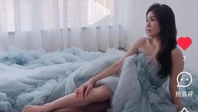 仙女下凡？Baby巴黎街拍美颜翻车！百万修图师也救不回？
