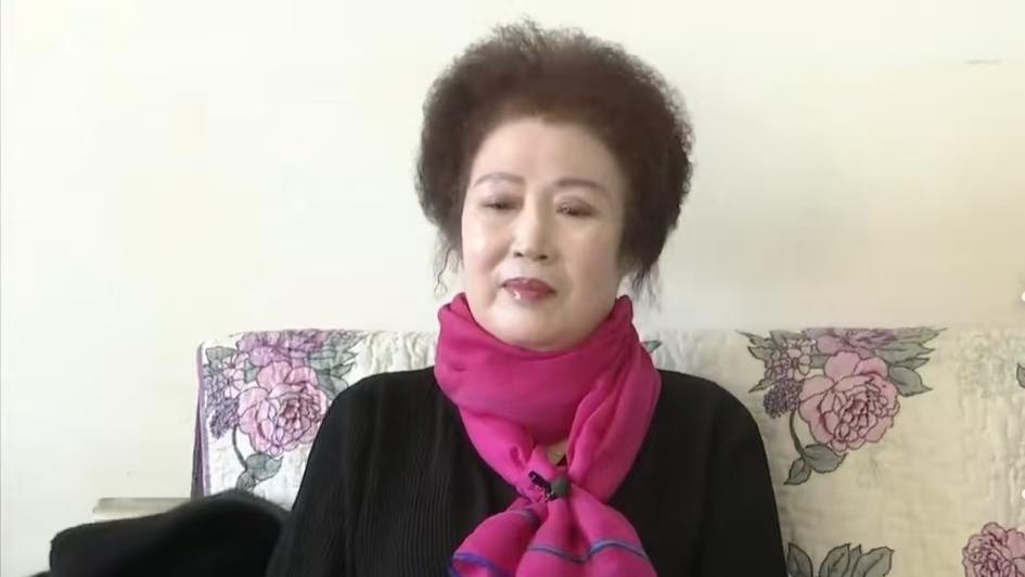 大爷相中漂亮大妈，使出浑身解数来讨好，大妈果断拒绝嫌他配不上
