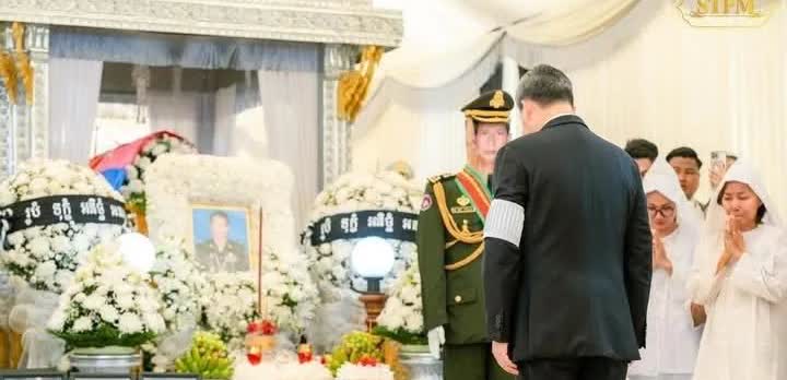 柬埔寨首相洪玛奈从马来西亚谈判回来后，第一时间出席了在冲突中遭炮击身亡的陆军第七