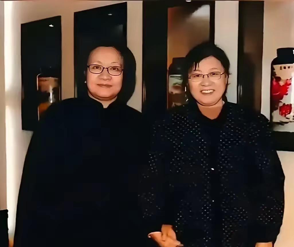 这是李讷和谢静宜手牵手的真实样貌，都看看吧，这可不是演员扮演的。
李讷，毛主席最