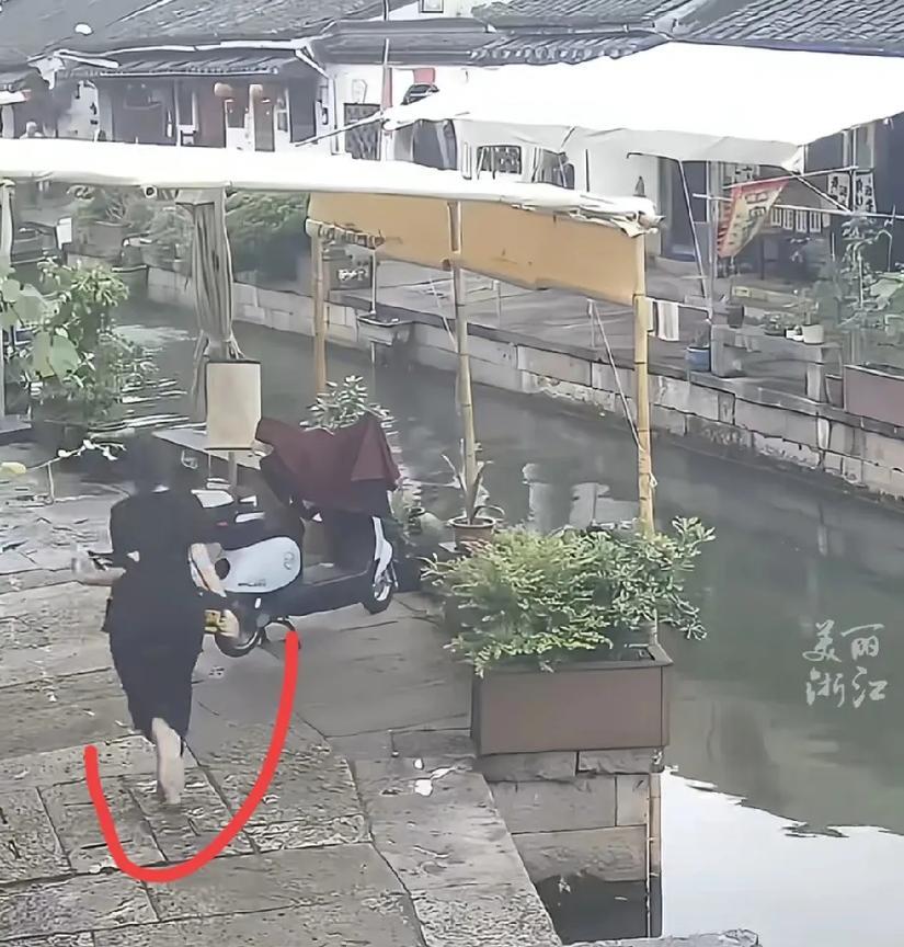 “姑娘，你跑起来的背影真美”！6.23日一位奶奶在八字桥洗衣时掉进河里，在旁边路