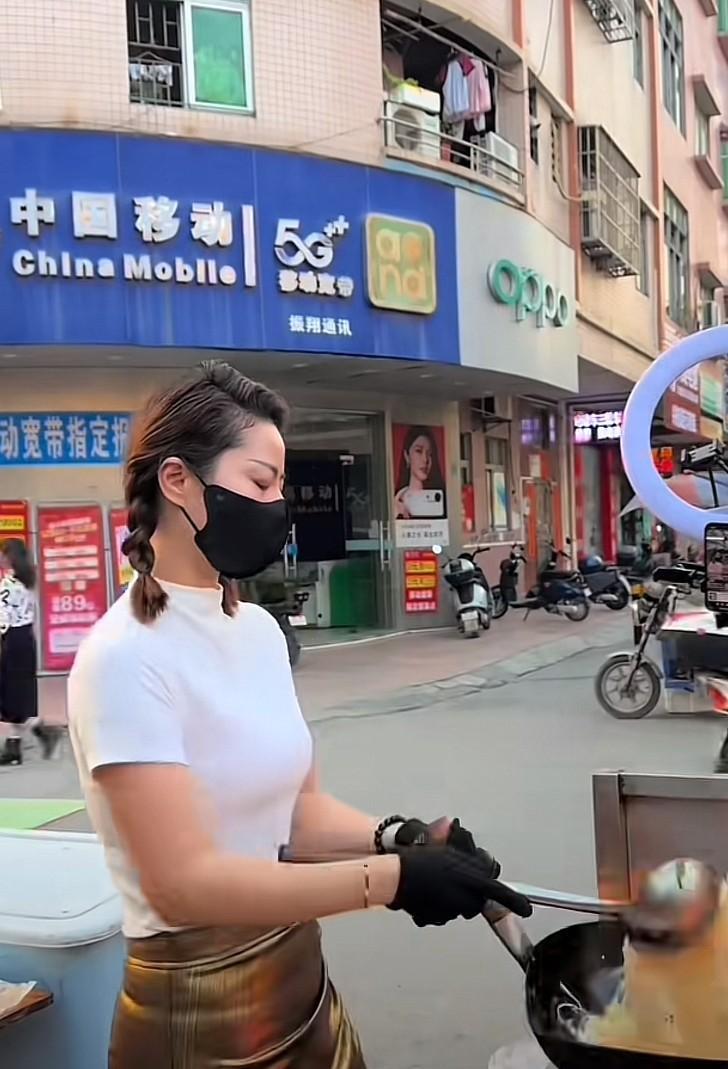 我去，炒粉姐变了！完全不一样了。  曾经活力四射的她，如今在炒粉摊前少了些许往日