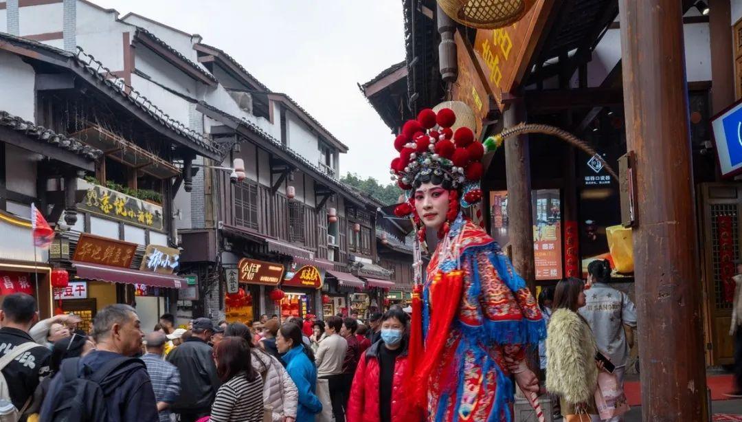 ·万万没想到，五一还没开始，两大反常现象就已出现，消费风向可能彻底变了，此外今年