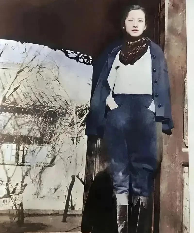 这张珍贵的老照片展现出了林徽因1935年在北平家门前的情景，并非演员饰演，而是货