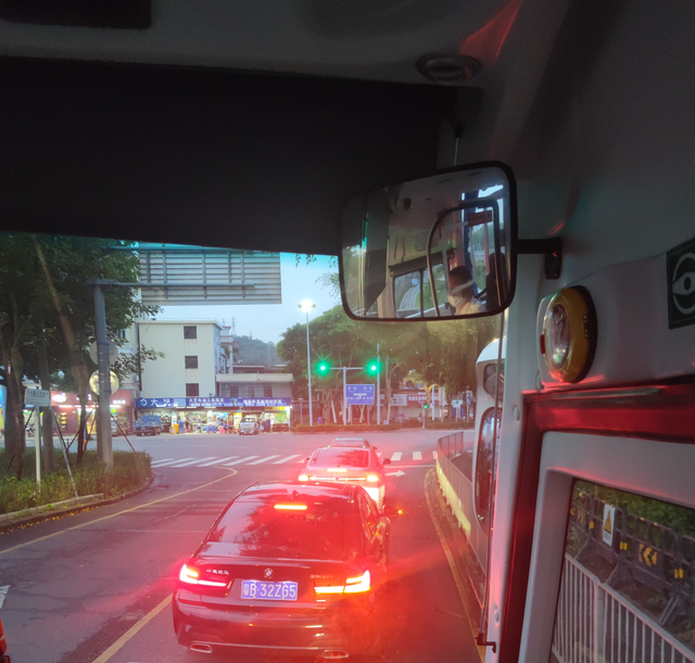 新手上路求指教
新手司机，求问这种没有右转箭头灯的路口，红灯可以直接右转吗？