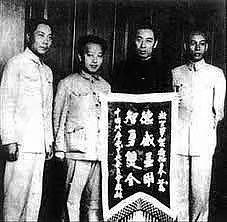 1938年，中国空军最后的2架远程轰炸机，从武汉汉口机场起飞，机上有8名军人。飞