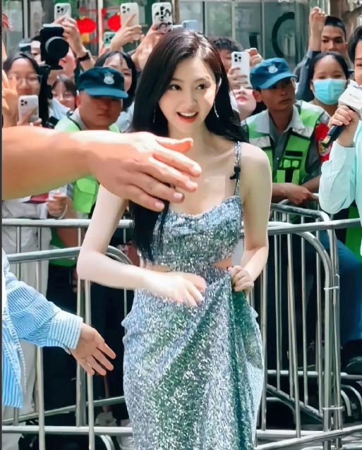 景甜云南宣传惊艳现身，36岁颜值身材逆生长