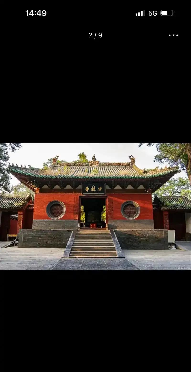 近几十年少林寺在天下寺庙中能封神，三个人的功劳最大：金庸、李连杰、海灯法师。
金