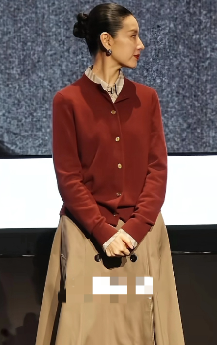 董洁的冷清秋，陈晓旭的林黛玉太经典，不可复制。董洁的衣品堪称完美，什么年龄穿什么