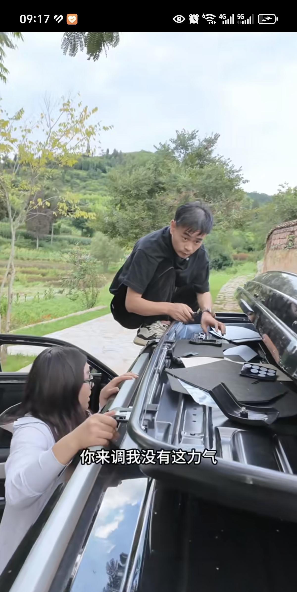 向晗在村口下车，我以为他要去跟大家告别，结果有点出人意料。
向晗喊徐红来帮他组装