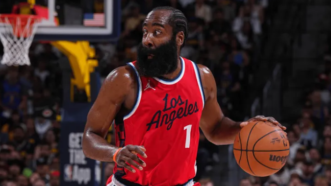 NBA常规赛，快船118-101战胜爵士。
赛后，据记者统计，在过去的六场比赛中