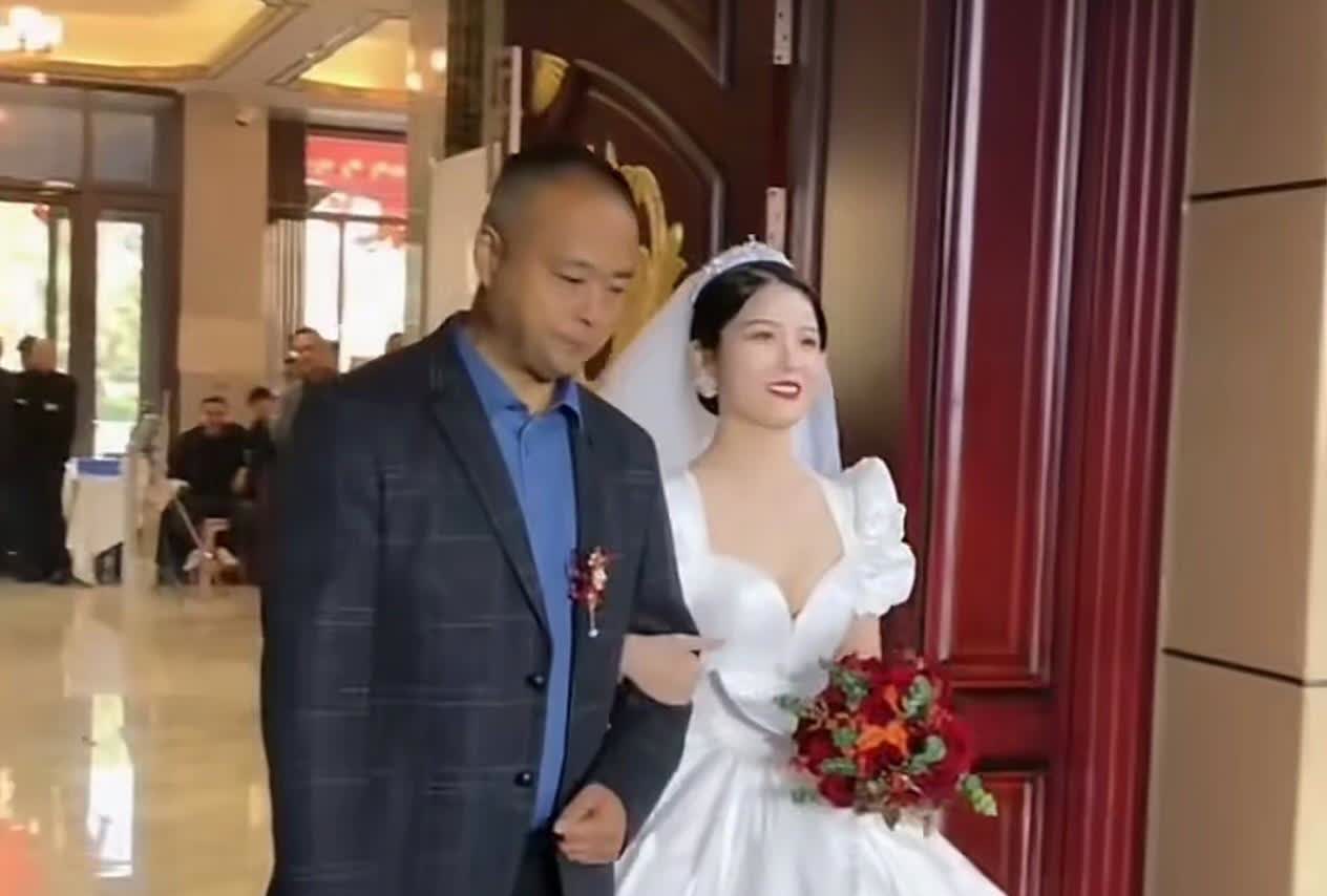 这是一张非常矛盾的照片！
河北孟村当事女子结婚时的一个场景，这个洋溢着幸福笑容