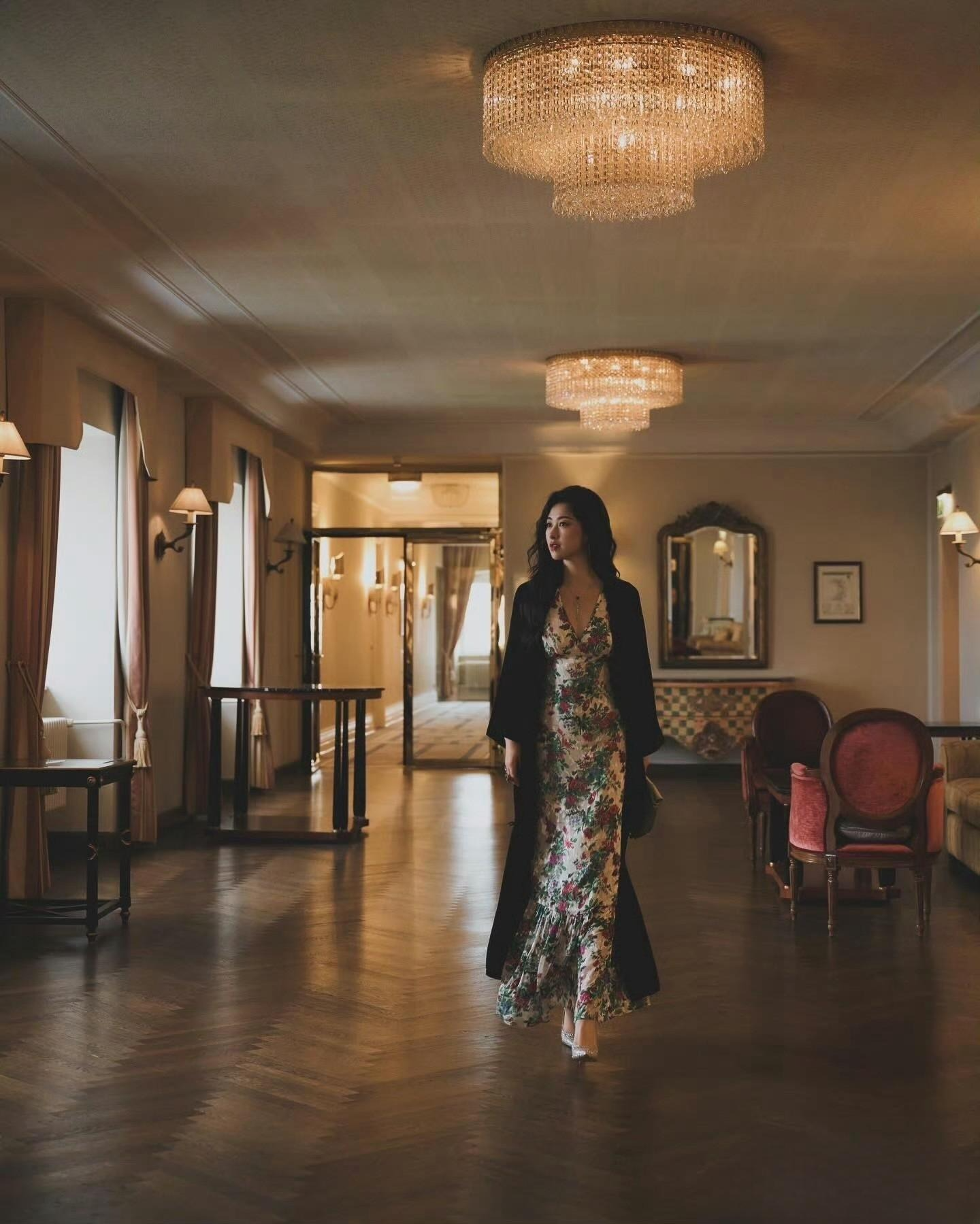 朱珠新中式穿搭杀疯了！印花长裙配复古卷发，豪门阔太的松弛感原来长这样？