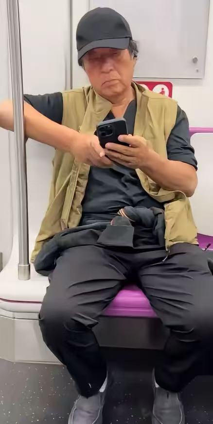 他在挤地铁，还有多少人能认出他呢？