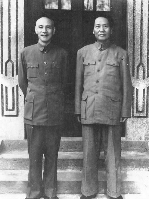 1945年重庆谈判，国共双方签订了《双十协定》。蒋介石冷冷地和毛主席握手，言不由