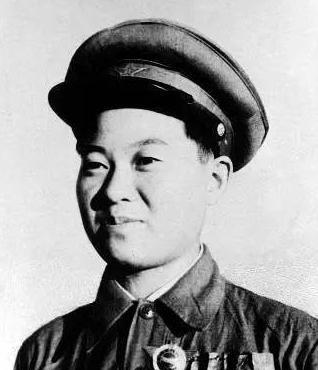 1950年，一名战士下身血流不止，医生正要解扣子检查，不料，他一把拦住，强硬说：