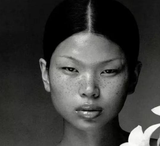 1999 年，18岁的吕燕去面试模特，她满脸雀斑，一个男人对她说：“你真漂亮，真
