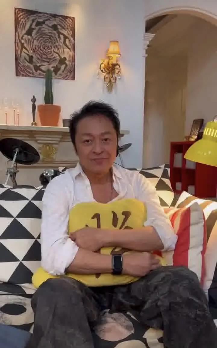 6月21日晚，63岁马景涛在杭州宋城景区直播演出时突然晕倒，画面令人揪心。视频里