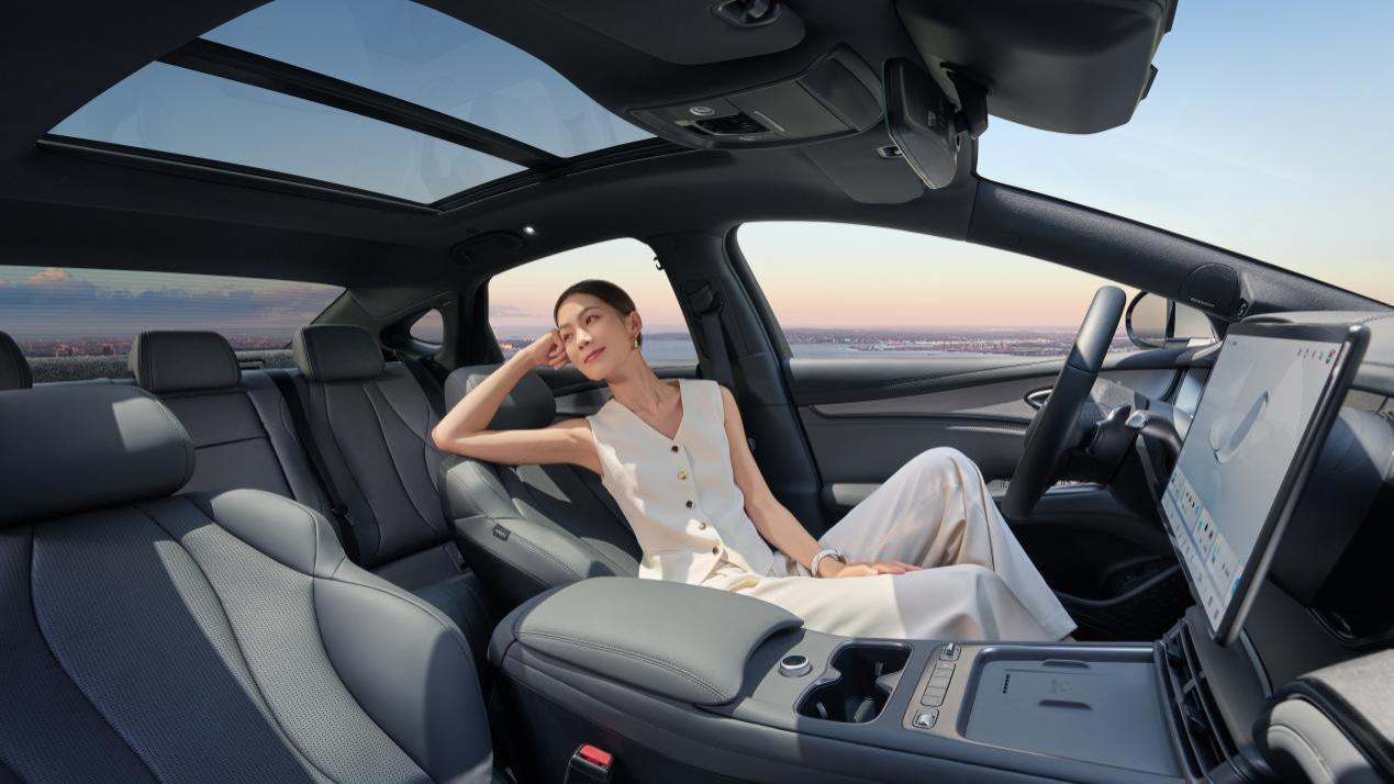 3.2L低油耗，230km最长纯电续航，2026款海豹07DM-i上市14.98万起