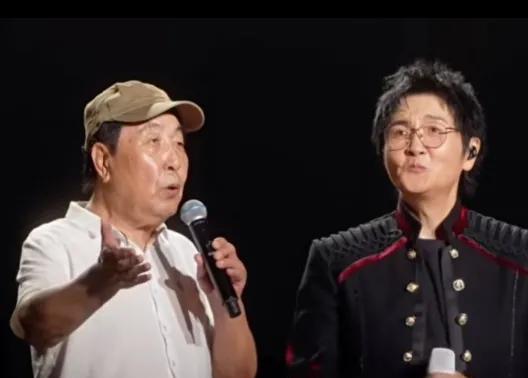 孙楠，别看是舞台上的大明星，和86岁老父亲同台飙起歌来，还真显不出他的能量。86