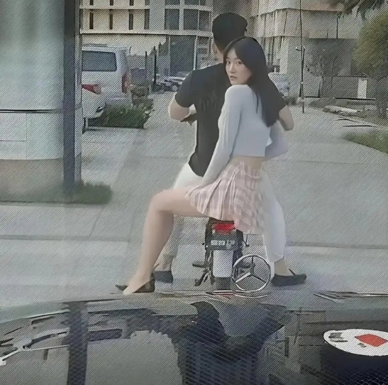 她一直盯着我看是什么意思?