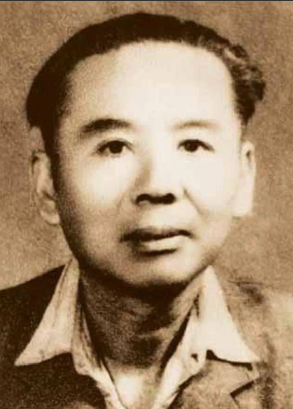 1967年正月初六早上，张恨水在包油条的报纸上看到一则消息，随后脸色苍白，手微微