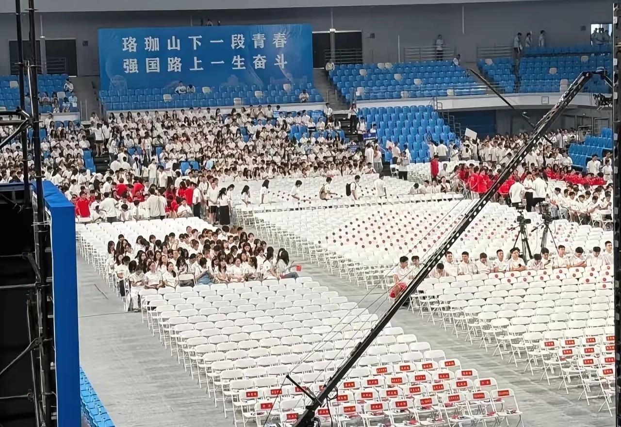 我始终不相信，在场那么多的高校老师和研究生学生，会没有一个人看出来不妥？
失误并