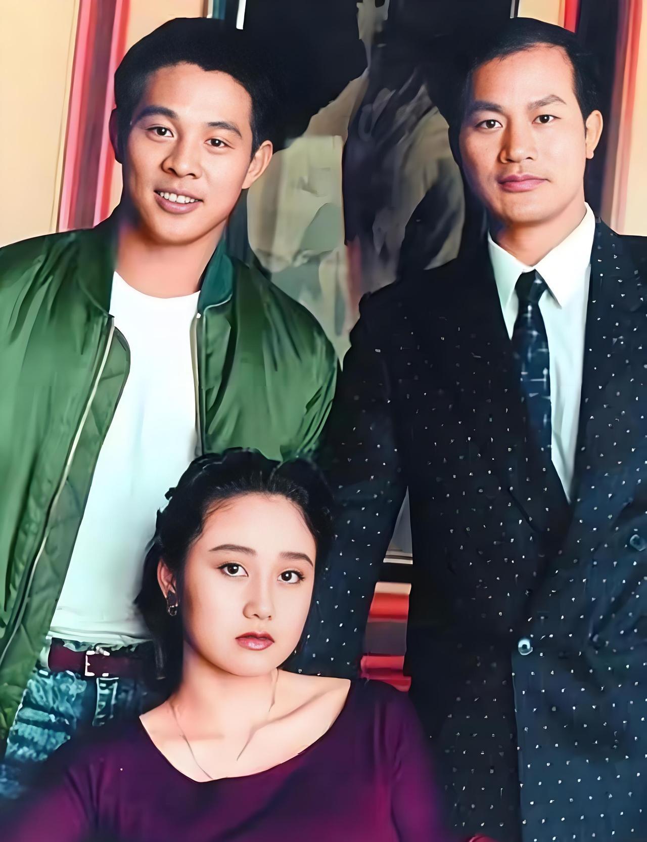 #老照片#
拍摄于八十年代的一张老照片。我只认出了影视圈的俊男靓女李连杰和利智，