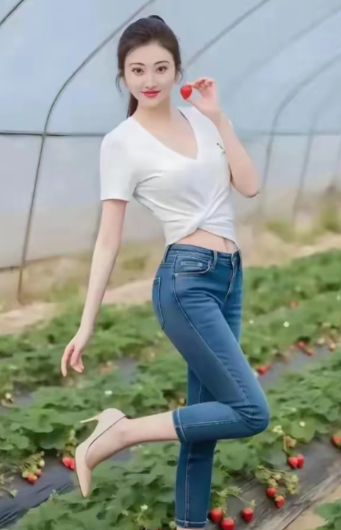 景甜草莓园写真释出，白T牛仔简约风，时尚氛围感拉满 
