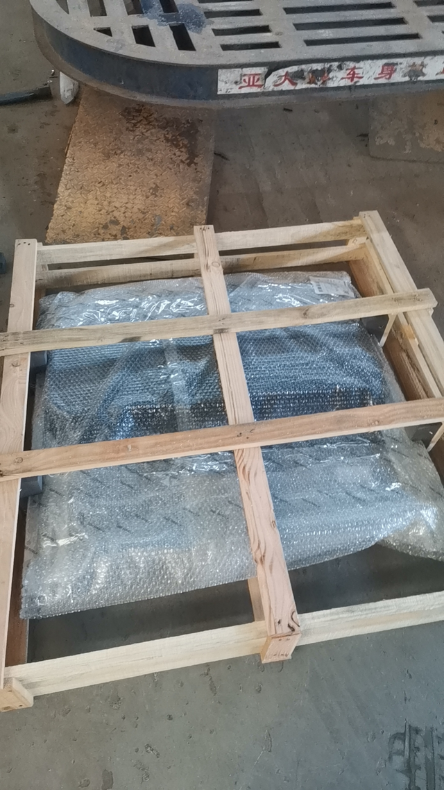 天窗滑轨开裂更换天窗总成
22款有天窗滑轨开裂的车友可以去更换天窗了，就是拆顶棚