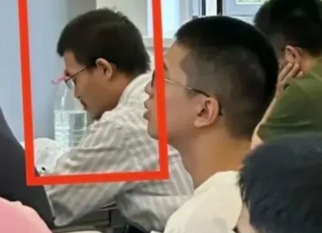 韦神原来一点都不社恐，只要听课，基本都坐第一排，我上学只要不是排好了座，我都是往