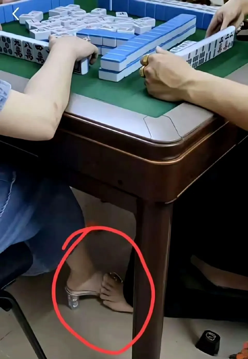 这是不是要出老千的信号了。 ​​​