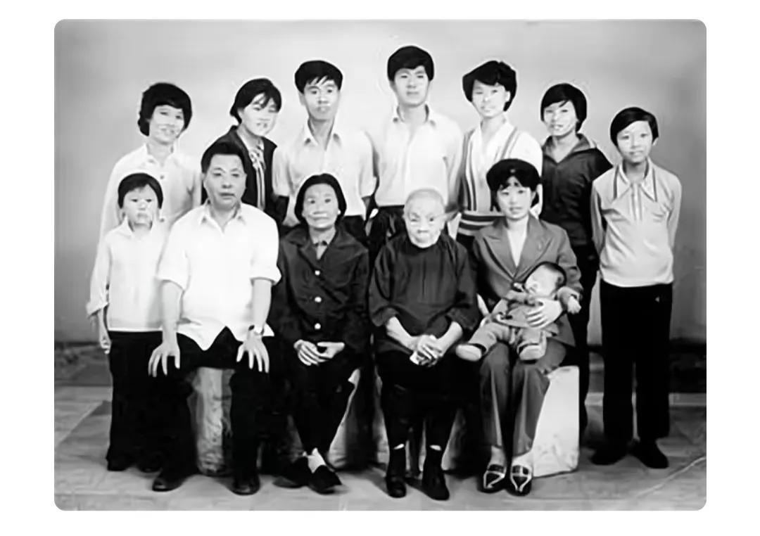 真没想到，周继红竟然跟全红婵一样，家里也是很多兄弟姐妹的。不少人看全红婵，张家齐