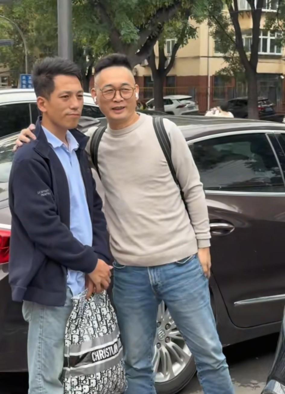 因为安娜现在已经顺利带回中国了，皮衣哥的使命也算圆满完成了，在河北邯郸停留几天以