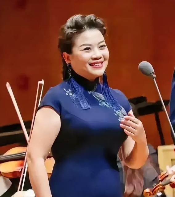 张也是我心中的女神，特别喜欢听她演唱的《走进新时代》《高天上流云》等歌曲。她的歌