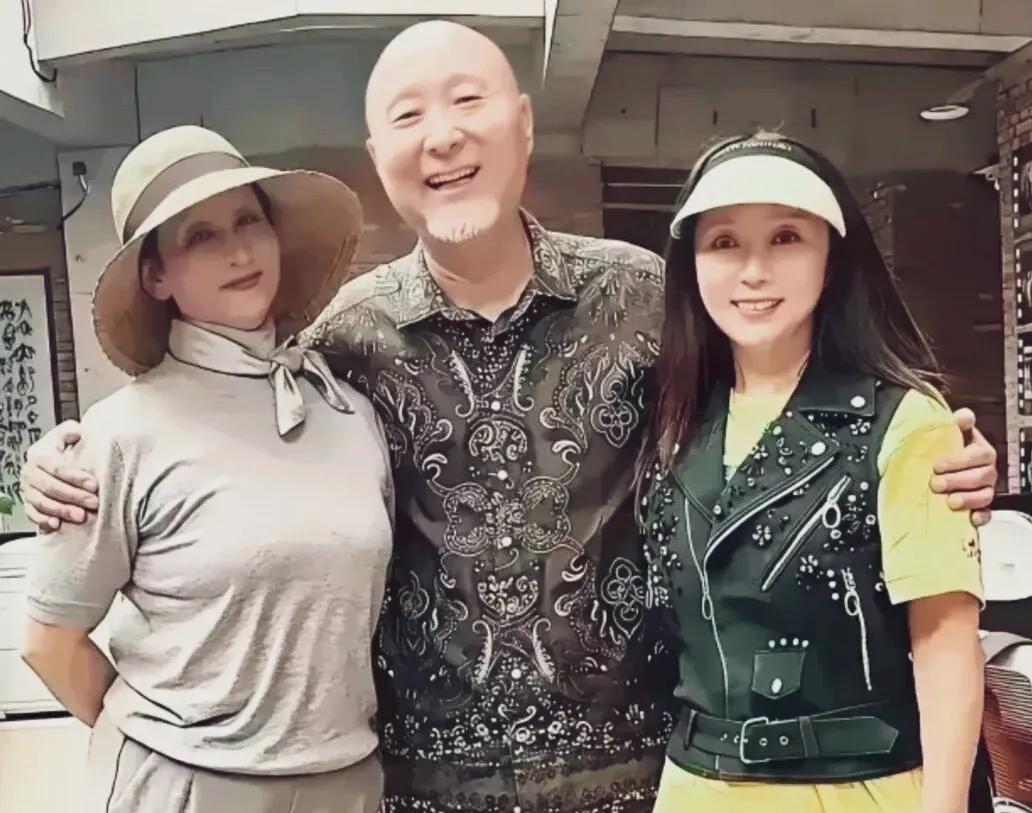 71岁陈佩斯也老了，成了光头的白胡子老头了，面相和善笑容慈祥，小眼咪咪的很有喜感