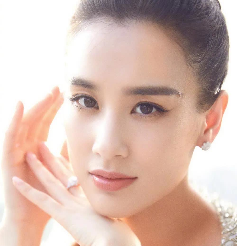 杨子该失眠了，
如今的黄圣依他高攀不起！

离婚前，经济不独立，一切都依靠
