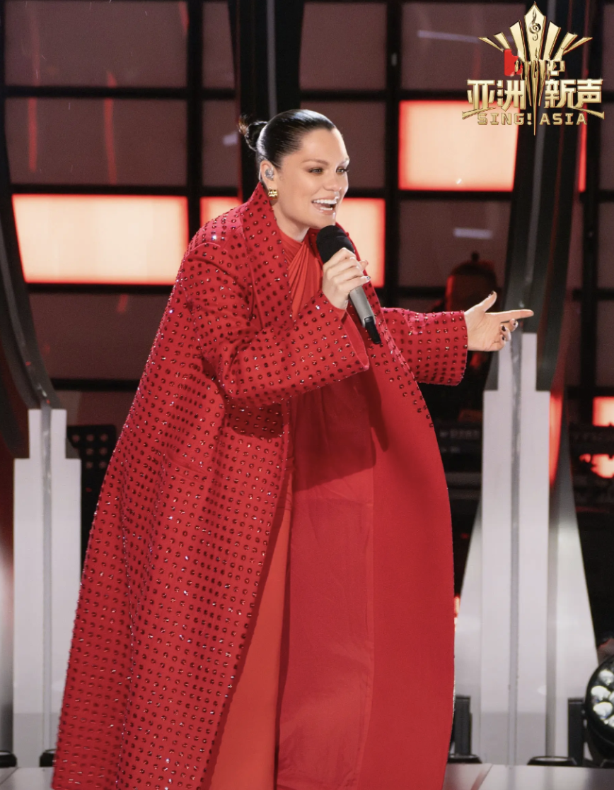 《亚洲新声》首播，张靓颖张信哲导师表现不及Jessie J