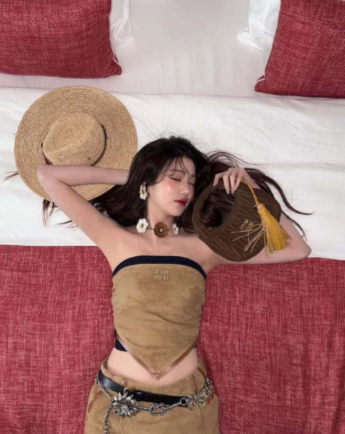 张元英巴黎时装周看秀造型