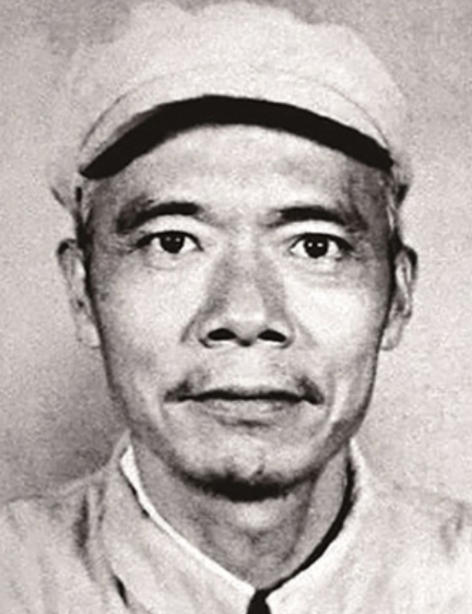 1937年，地下党员涂作潮和邻居围坐在热闹的牌桌旁，突然间，邻居的表情变得紧张，