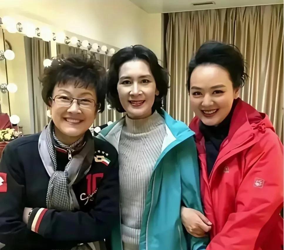 三位女明星同框，最有气质的是中间的肖雄，八十年代很红，演技不输刘晓庆。左边的是宋