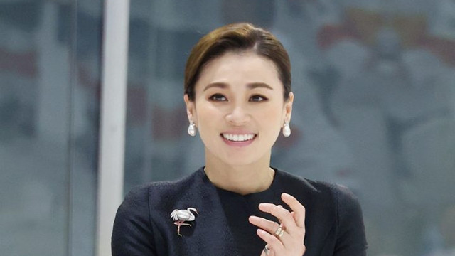 苏提达国丧期间黑裙黑丝黑高跟，梳俏皮马尾颁奖，实力不输运动员