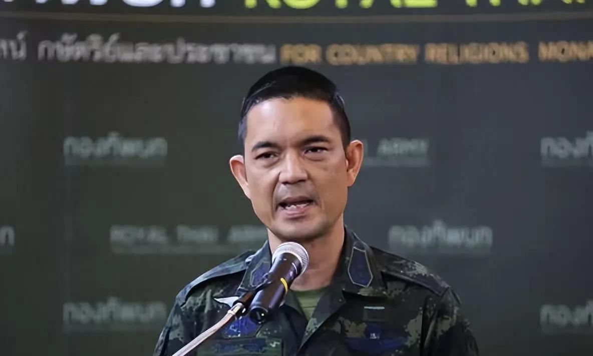 柬泰边境冲突再起，谁是挑衅方？
首先，柬方国防部副部长向国内外媒体通报，27日上
