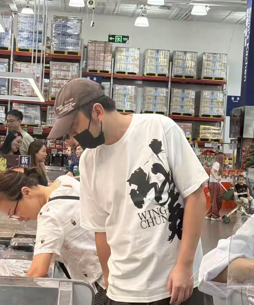 雷佳音现身上海山姆购物！
被雷佳音的老婆震惊到了！一点都不像是40岁的人，身材纤
