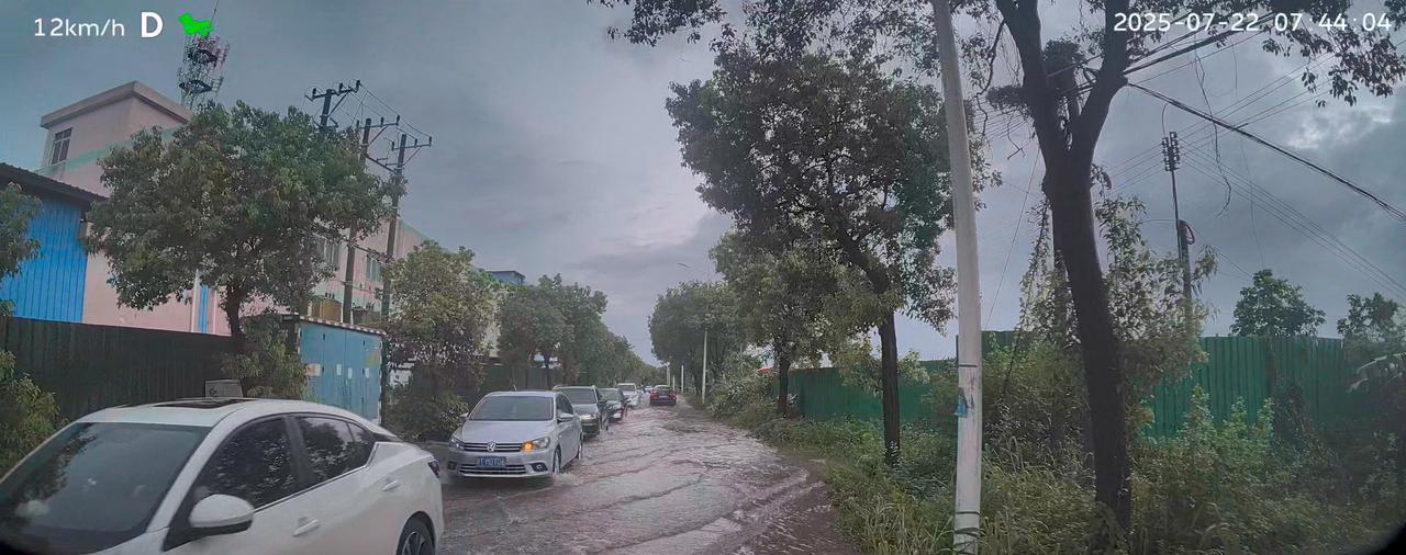 下雨洪涝灾害屡见不鲜，但大家极少在网上看到蔚来因为涉水抛锚的？因为蔚来涉能力实在