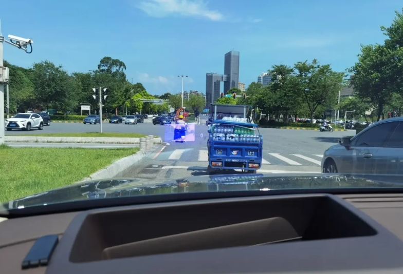 问界的系统升级了，结果弄出了一个我觉得不好用的功能。
每当打转向灯，抬头显示屏都