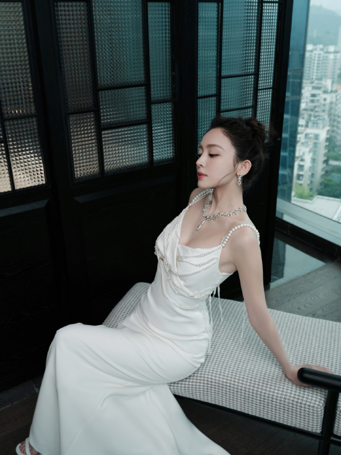 身着华美白裙的娜扎，宛如高雅的天鹅。