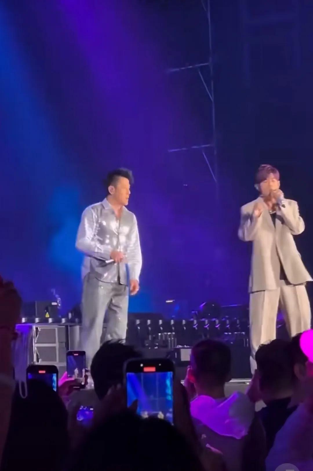 周杰伦郭富城世纪合唱！
两大天王合唱《永远爱不完》《狂野之城》
周杰伦香港演唱会