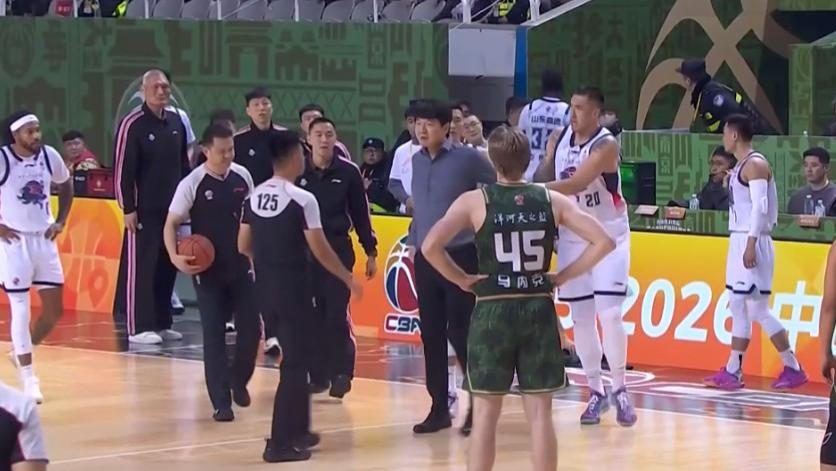 破案了！邱彪罕见暴走摔西装要打裁判的原因找到，郭昊文是导火索