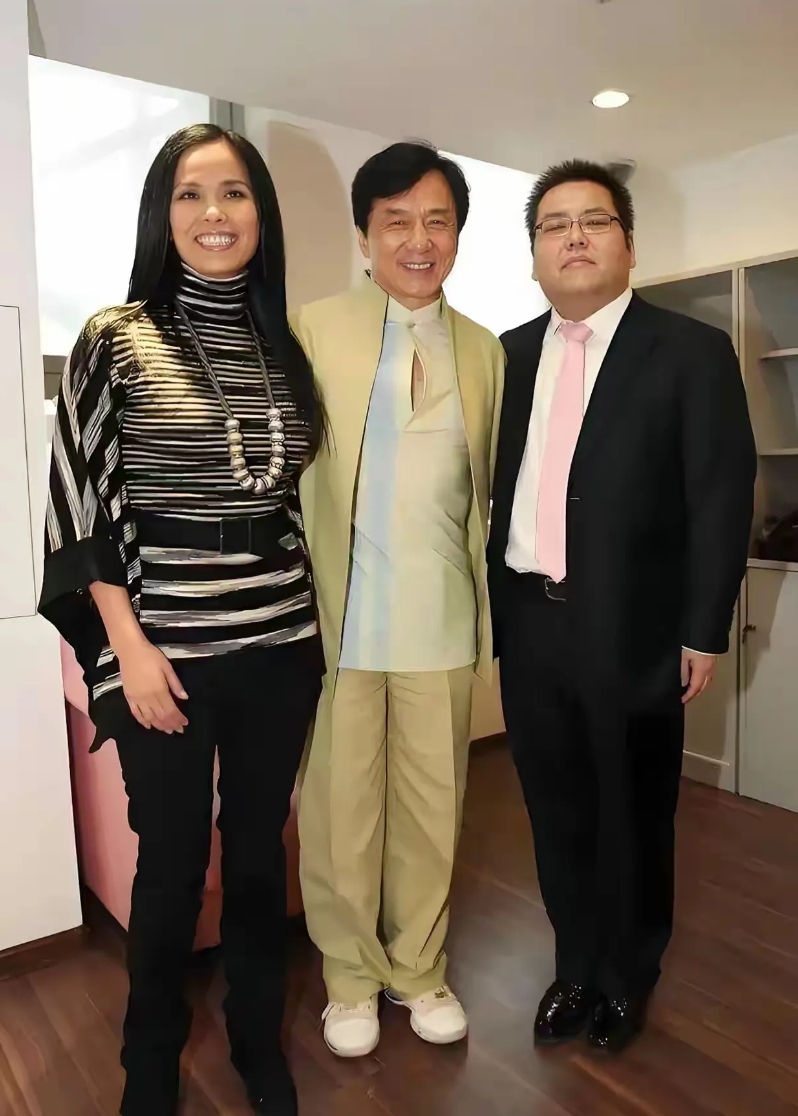 中间的是成龙，两边的没认出来，看着很熟悉，你认出来是谁了吗？